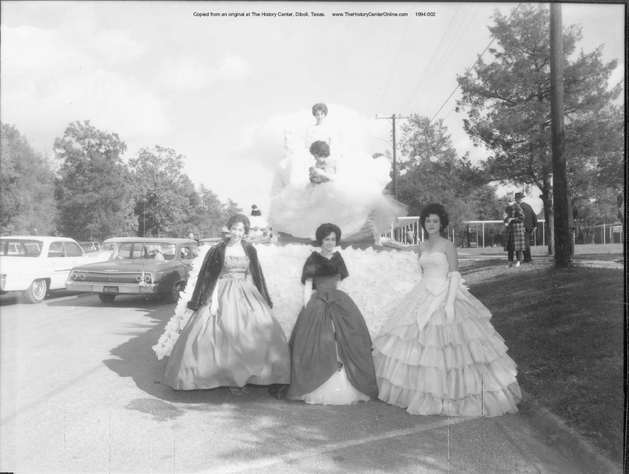 06 078c Queen and Court Forest Festival Parade