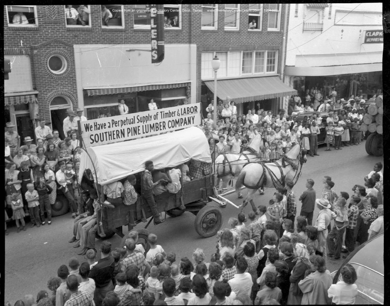 06 075a Forest Festival Parade